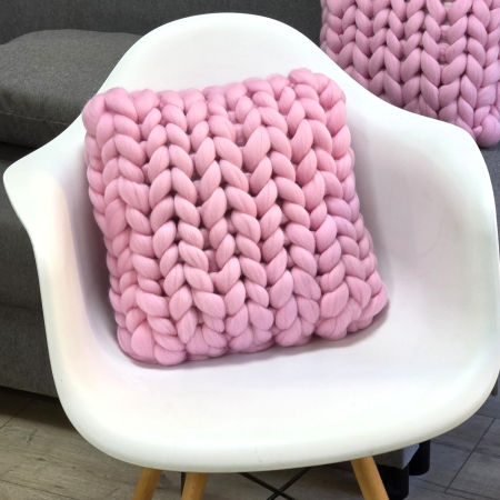 Perne - Perna patrata tricotata din fir gigant, merinos roz