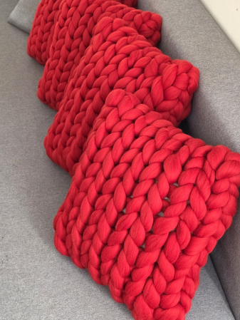 Perna decorativa tricotata din fir gigant, rosie [2]