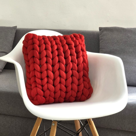 Perna decorativa tricotata din fir gigant, rosie [1]