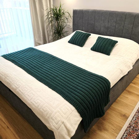 Pături - Traversă de pat tricotată manual din lână merinos – Verde smarald