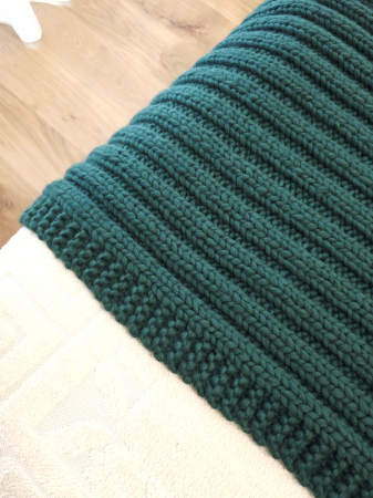 Traversă de pat tricotată manual din lână merinos – Verde smarald [1]