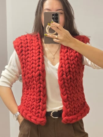 Veste - Vesta fara maneci, tricotata din fir foarte gros, culoare rosie, lana merinos 100%