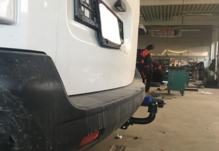 Carlig remorcare Citroen Jumpy dupa 2016 demontabil automat cu maneta marca Autohak [3]