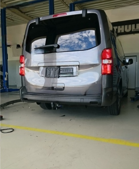 Carlig remorcare Citroen Jumpy dupa 2016 vertical cu cheie marca Autohak [5]