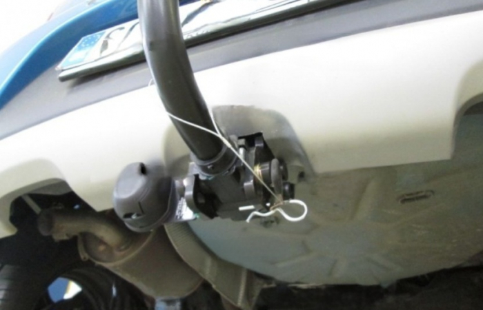 Carlig remorcare Dacia Sandero Stepway 2013 - 2020 demontabil automat cu maneta marca Autohak [7]
