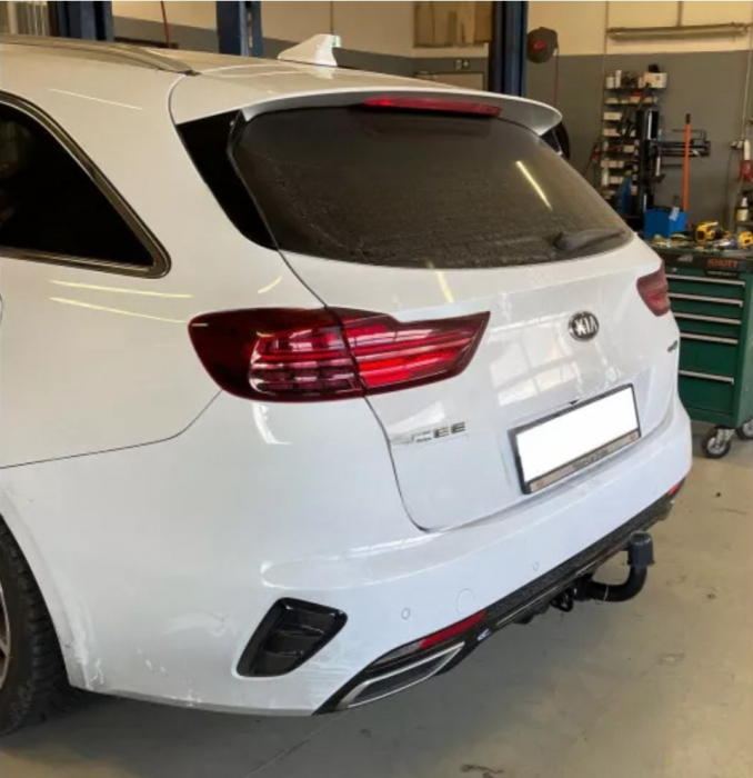 Carlig remorcare Kia Ceed combi dupa 2018 demontabil automat cu maneta marca Autohak [5]