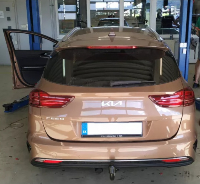 Carlig remorcare Kia Ceed combi dupa 2018 demontabil automat vertical marca Autohak [11]