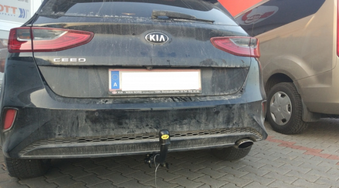 Carlig remorcare Kia Ceed htb dupa 2018 demontabil automat cu maneta marca Autohak [4]
