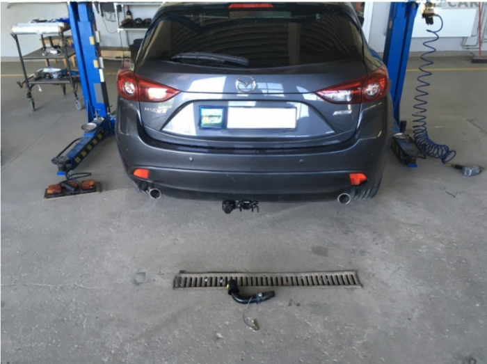 Carlig remorcare Mazda 3 htb 2013 - 2018 demontabil automat cu maneta marca Autohak [9]