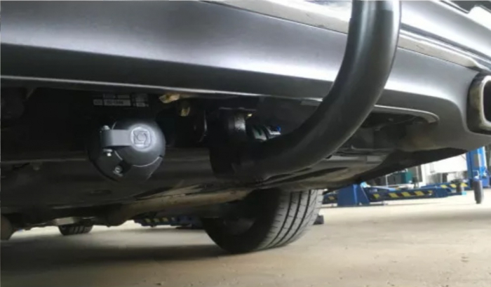 Carlig remorcare Mercedes E Class (W212) 4 usi 2009 - 2016 demontabil automat vertical marca Autohak [5]