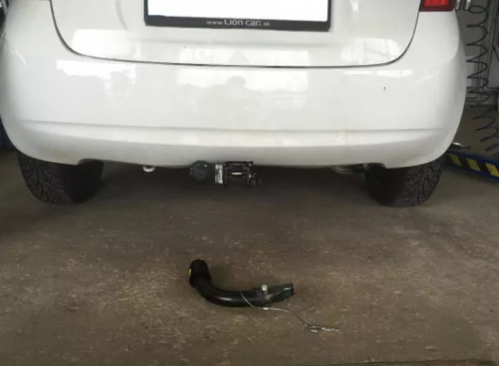 Carlig remorcare Nissan Note dupa 2013 demontabil automat cu maneta marca Autohak [7]