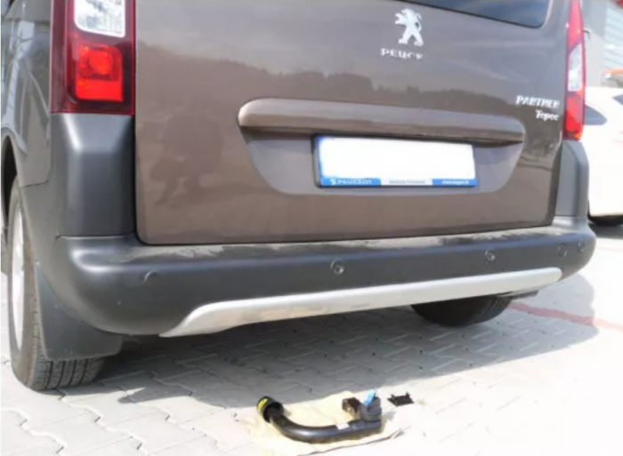 Carlig remorcare Peugeot Partner van 2008 - 2018 demontabil automat vertical marca Autohak [10]