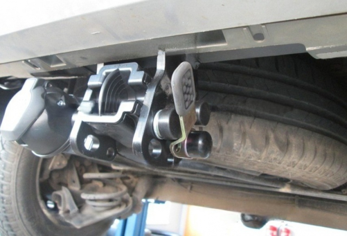 Carlig remorcare Renault Kangoo II dupa 03.2008 demontabil automat cu maneta marca Autohak [2]