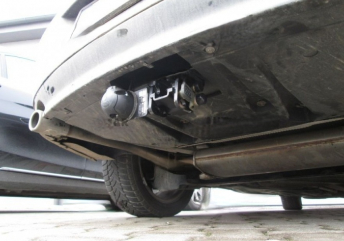 Carlig remorcare Renault Laguna 5 usi dupa 2007 demontabil automat cu maneta marca Autohak [3]