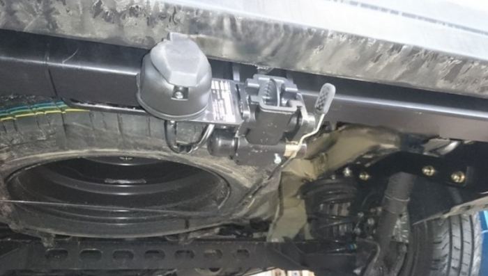 Carlig remorcare Renault Trafic dupa 2014 demontabil automat cu maneta marca Autohak [2]