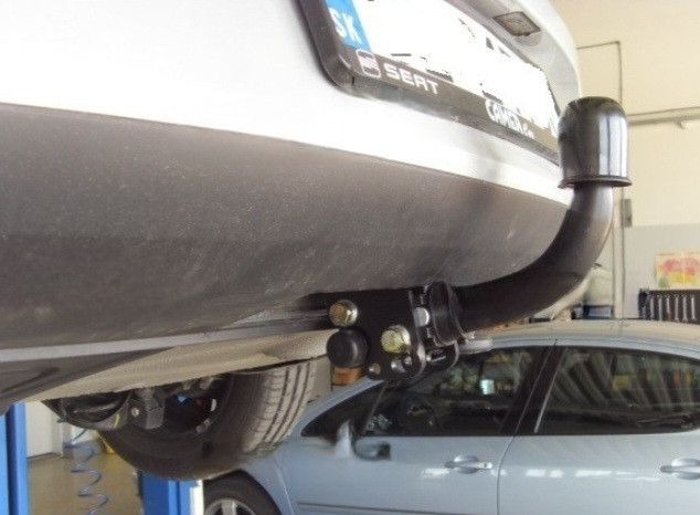 Carlig remorcare Seat Toledo 5 usi dupa 2013 demontabil automat cu maneta marca Autohak [11]