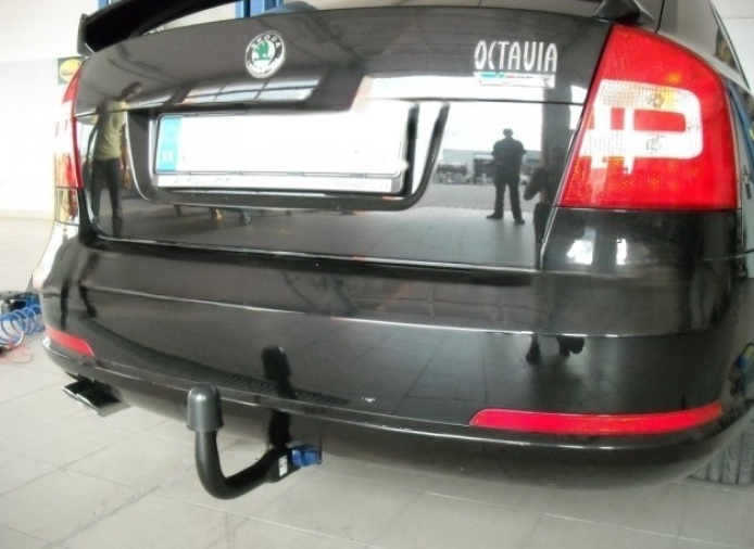 Carlig remorcare Skoda Octavia 2 2004 - 2013 demontabil automat vertical marca Autohak [4]