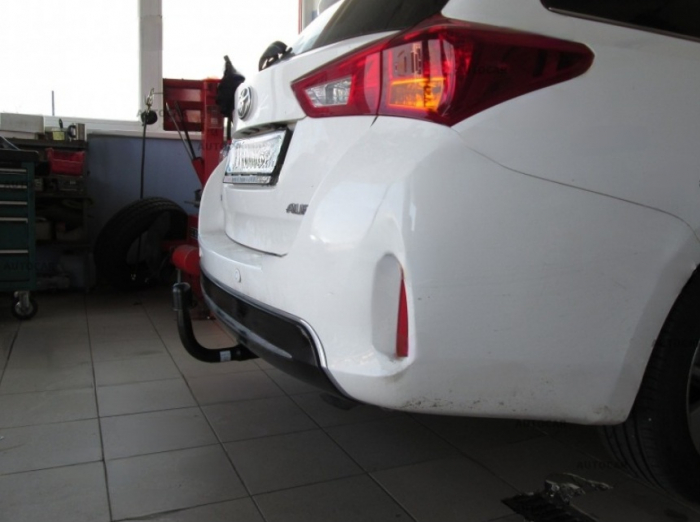 Carlig remorcare Toyota Auris combi 2013 - 2018 demontabil automat vertical marca Autohak [7]