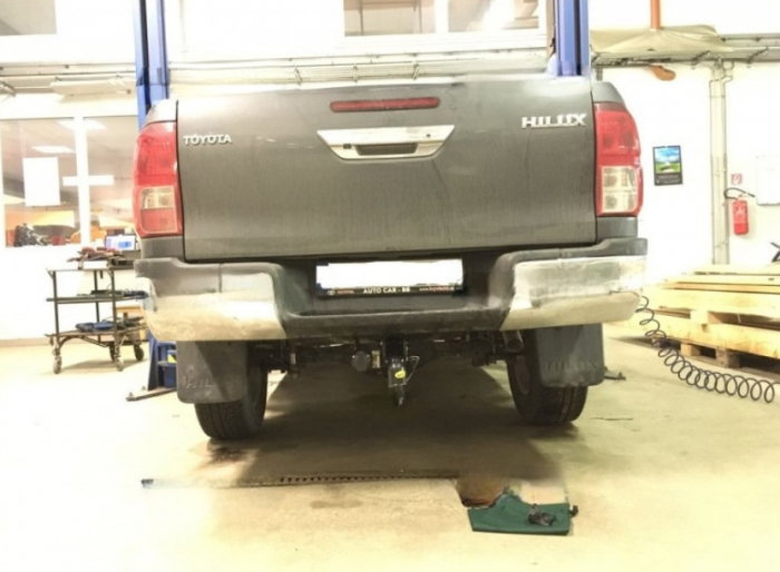 Carlig remorcare Toyota Hilux 4WD dupa 2016 demontabil automat cu maneta marca Autohak [3]