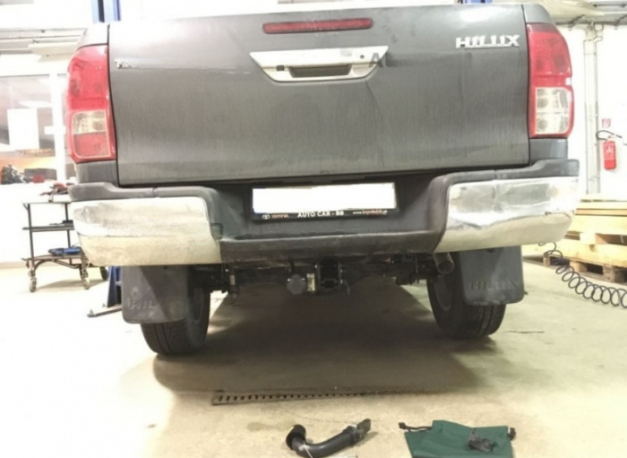 Carlig remorcare Toyota Hilux 4WD dupa 2016 demontabil automat cu maneta marca Autohak [2]