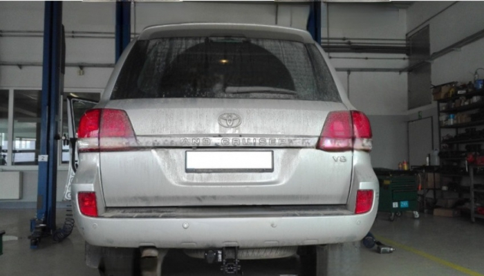 Carlig remorcare Toyota Land Cruiser V8 dupa 2007 demontabil automat cu maneta marca Autohak [10]