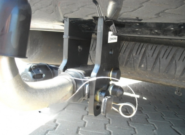 Carlig remorcare Toyota Land Cruiser V8 dupa 2007 demontabil automat cu maneta marca Autohak [5]