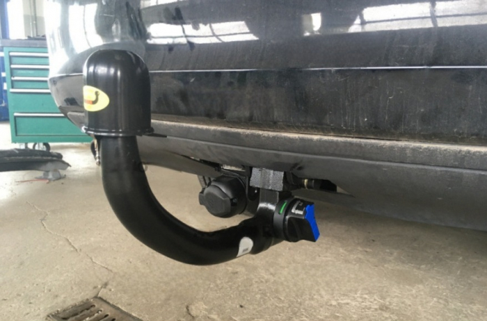 Carlig remorcare Volvo C70 cabrio 2006 - 2013 demontabil automat vertical marca Autohak [10]