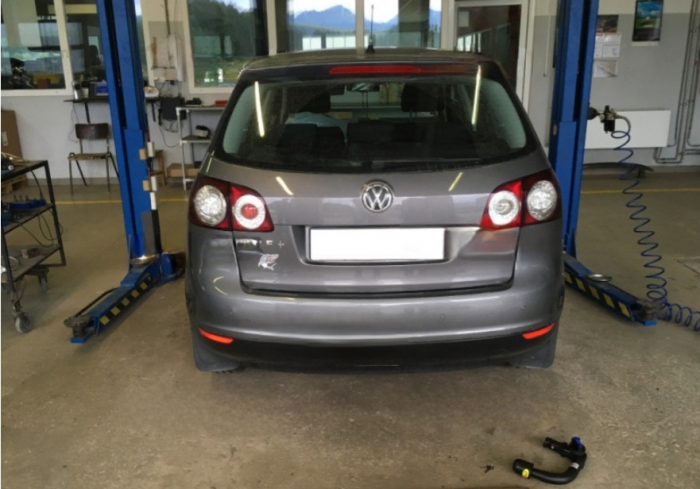 Carlig remorcare VW Golf 5, VW Golf 6 hatchback fabricat 2003 - 2010 demontabil vertical, marca Autohak [4]