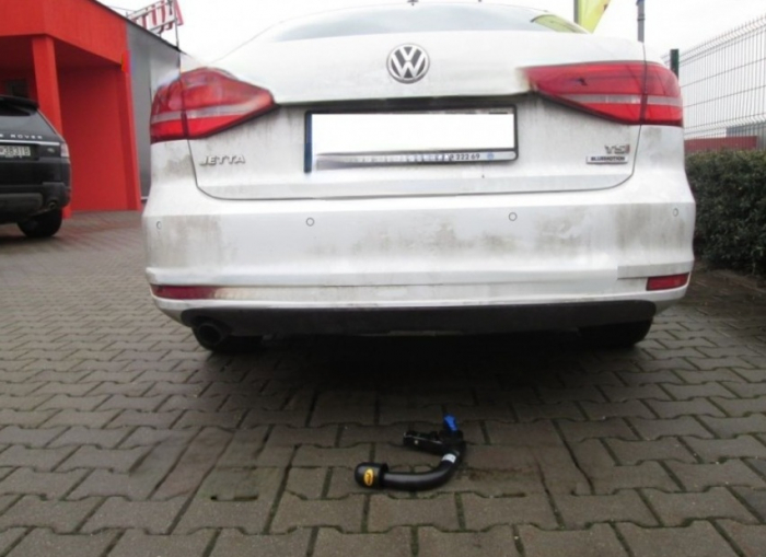 Carlig remorcare VW Jetta dupa 2011 demontabil automat vertical marca Autohak [7]