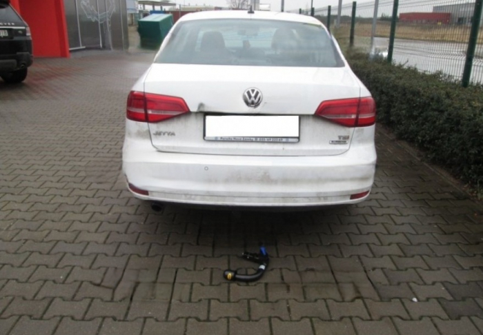 Carlig remorcare VW Jetta dupa 2011 demontabil automat vertical marca Autohak [4]