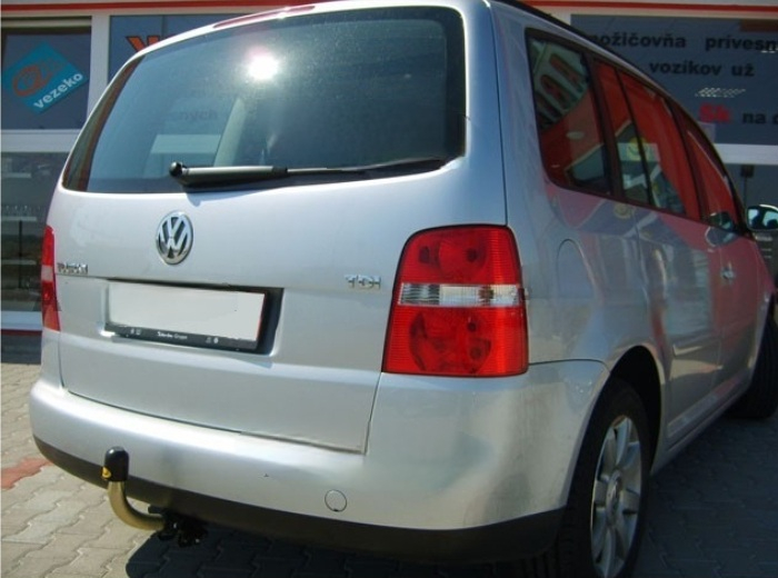 Carlig remorcare VW Touran 2003 - 2015 demontabil automat cu maneta marca Autohak [6]
