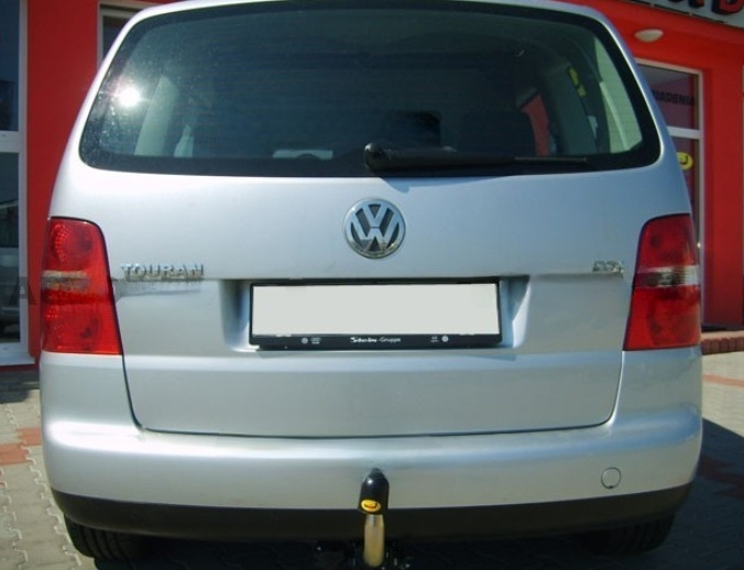 Carlig remorcare VW Touran 2003 - 2015 demontabil automat cu maneta marca Autohak [7]
