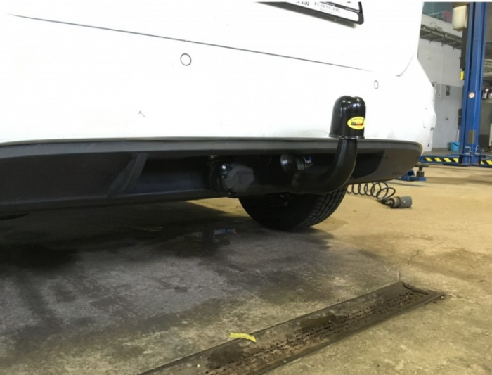 Carlig remorcare VW Touran dupa 10/2015 demontabil automat vertical marca Autohak [6]