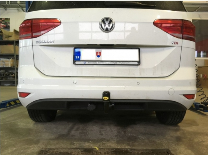 Carlig remorcare VW Touran dupa 10/2015 demontabil automat vertical marca Autohak [4]