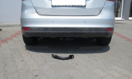 Carlig remorcare Ford Focus 3 htb 2011 - 2018 demontabil automat cu maneta marca Autohak [2]