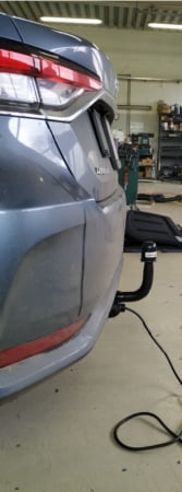 Carlig remorcare Toyota Corolla sedan E18 dupa 2019 demontabil automat vertical marca Autohak [3]