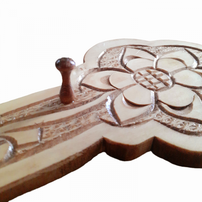 Cuier pentru chei din lemn sculptat_34x12 cm [4]