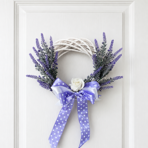 Coronita decorativa impletita din ratan alb, cu flori de lavanda artificiala,  25 cm [3]