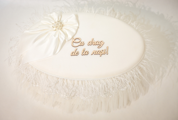 Trusou alb cu pene si lumanare tip fagure [2]