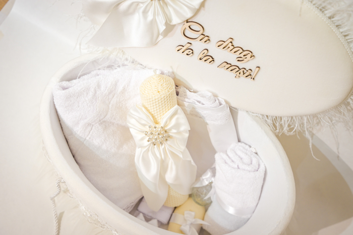 Trusou alb cu pene si lumanare tip fagure [4]