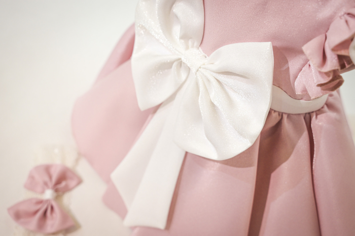 Rochie botez Rebeca roz praf cu fundite ivoyre si maneca scurta [4]