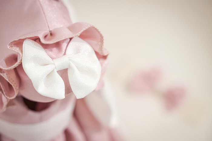 Rochie botez Rebeca roz praf cu fundite ivoyre si maneca scurta [3]