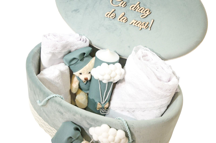 Trusou botez verde menta cu ursulet si lumanare asortata [3]