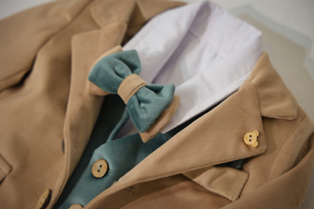 Costum botez bej cu verde din catifea Razvan [1]