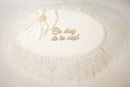 Trusou alb cu pene si lumanare tip fagure [1]