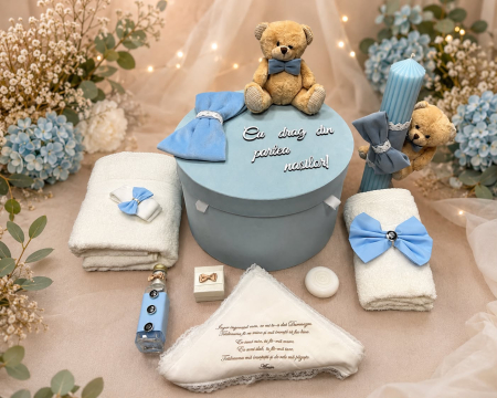 Trusouri și Seturi de Botez Complete - Trusou de botez băieți cu lumânare și cutie premium model ursuleț bleu