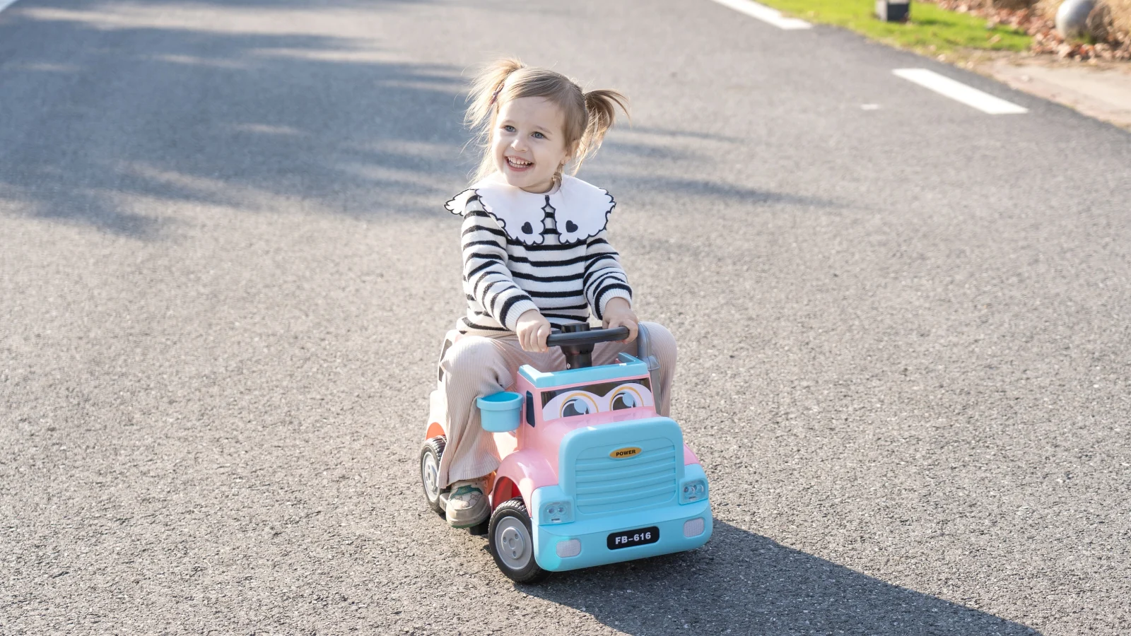 Camion electric pentru copii, Kinderplay Lightning 33,  30W, 6V, roz [10]