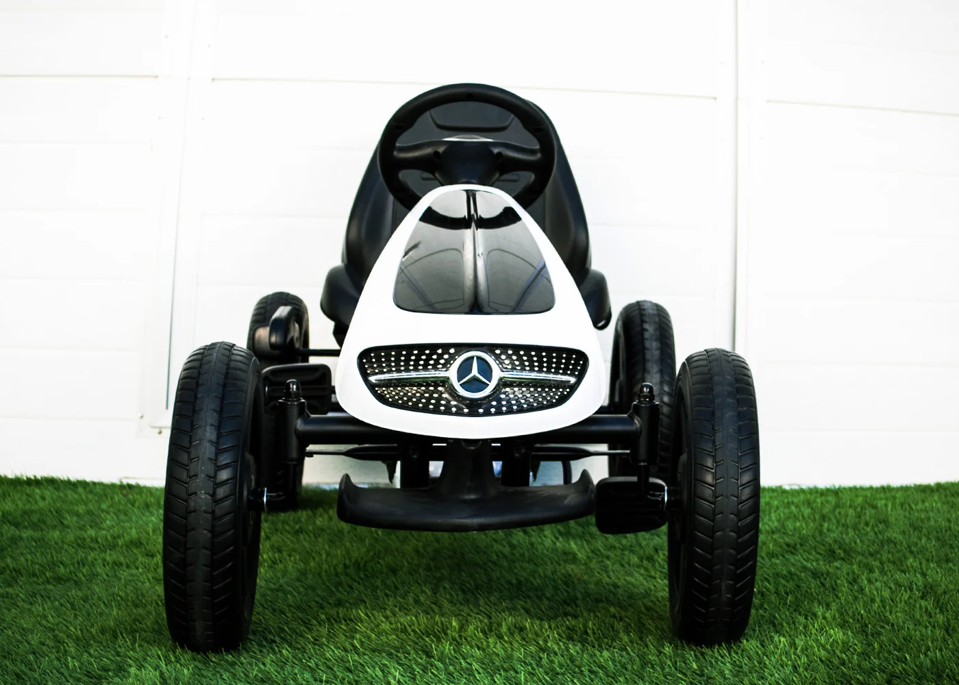 Kart cu pedale Mercedes,  roti din cauciuc solid, scaun reglabil, centura de siguranta, alb [4]