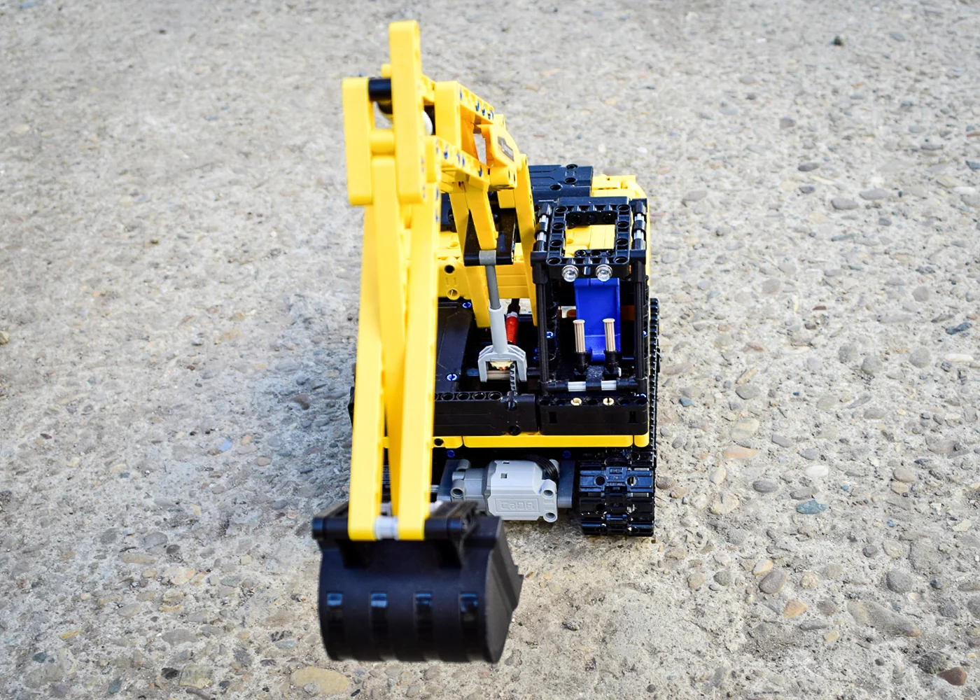 Pachet Kinderplay Joaca si Constructie pentru copii - Tractoras cu pedale + Set construcție excavator cu telecomanda, 544 de piese [8]
