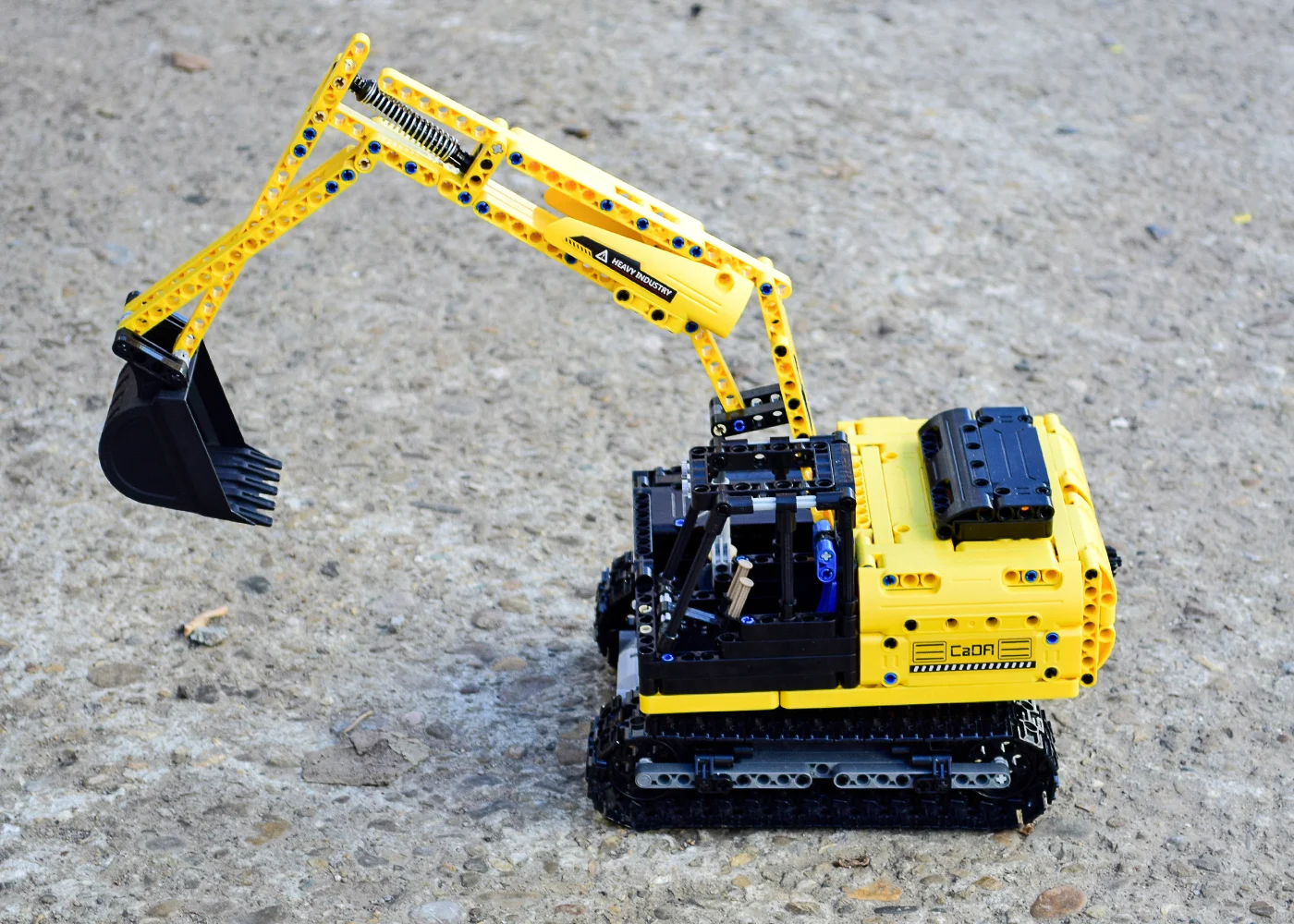 Pachet Kinderplay Joaca si Constructie pentru copii - Tractoras cu pedale + Set construcție excavator cu telecomanda, 544 de piese [2]
